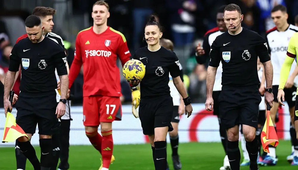 Sự khắc nghiệt của trọng tài hiện đại: tốc độ, dữ liệu, chuyên gia tâm lý và siêu thực phẩm