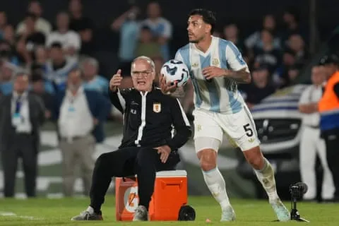 HLV Uruguay Marcelo Bielsa phản ứng bên lề sân khi Leandro Paredes của Argentina giữ bóng trong trận vòng loại World Cup tháng Ba.