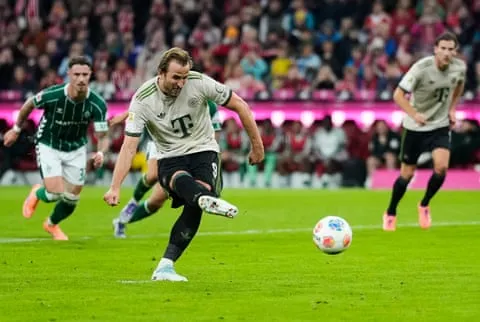 Harry Kane đã ghi 18 quả phạt đền thành công trên 18 lần thử cho Bayern Munich, nhưng anh cũng để lại dấu ấn ngoài sân cỏ. Ảnh: Matthias Schräder/AP