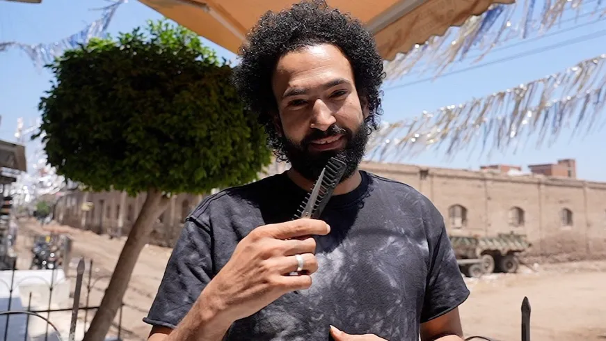 Ahmed El Masri, thợ cắt tóc từng cắt tóc cho Salah, bên ngoài cửa hàng của ông ở Nagrig. NGUỒN HÌNH ẢNH,BBC SPORT