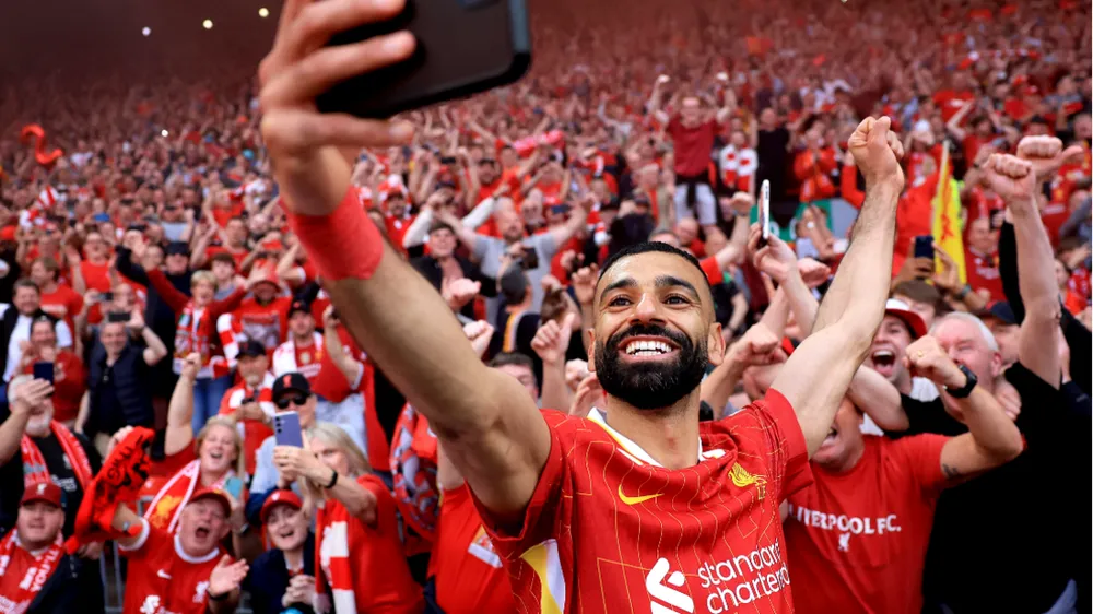 Tiền đạo Liverpool Mohamed Salah chụp selfie trước fan Liverpool sau khi câu lạc bộ vô địch Premier League 2024-25. NGUỒN HÌNH ẢNH,GETTY IMAGES