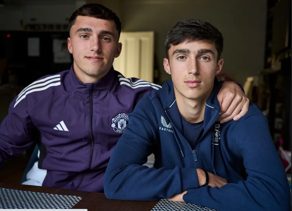 Anh em nhà Scanlon và đội bóng bé nhỏ Gibraltar