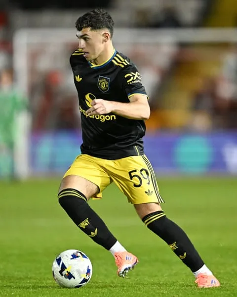 James Scanlon thi đấu cho Đội U21 Manchester United trước Lincoln City ở EFL Vertu Trophy. Ảnh: Anna Gowthorpe/Shutterstock