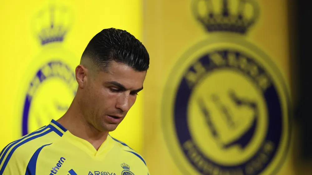 Cristiano Ronaldo và cuộc nổi loạn giữa sa mạc vàng