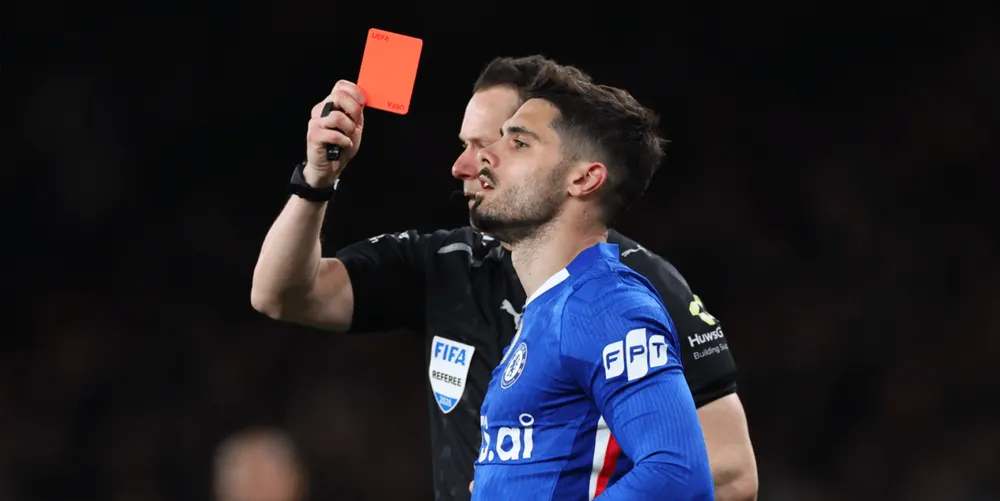 Chelsea chơi hay nhưng không tiến xa vì nhận nhiều thẻ 