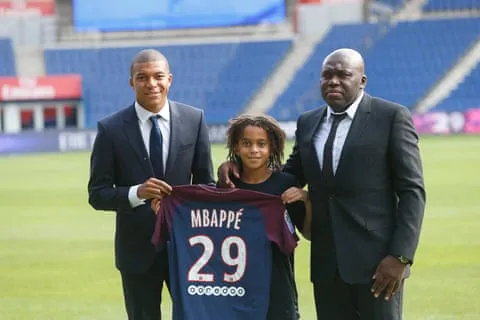 Kylian Mbappé cùng cha, Wilfrid, và em trai, Ethan, sau khi ký hợp đồng với Paris Saint-Germain.