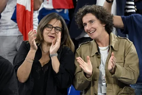 Luật sư của Kylian Mbappé, Delphine Verheyden, theo dõi trận đấu cùng với mẹ anh, Fayza.