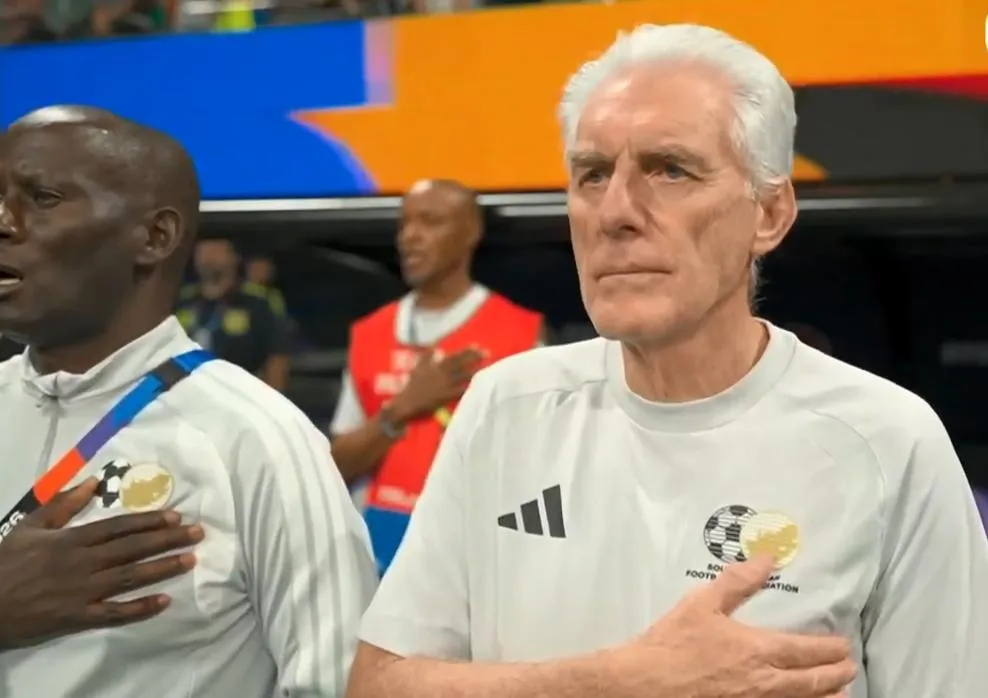 Hugo Broos: Thuyền trưởng lão làng đưa con tàu Nam Phi vào lịch sử World Cup