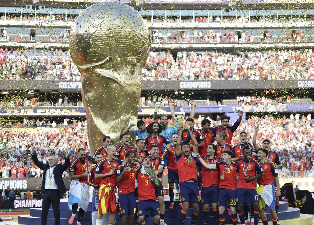 Ông Fuetes (trái) cùng Tây Ban Nha vô địch World Cup 2026 Ảnh THX