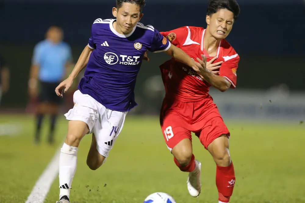 Hai Long (trái) nỗ lực cùng đồng đội tìm đường đi lên cho Hà Nội FC. Ảnh VPF