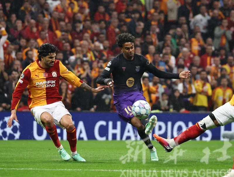 Yamal ghi bàn trong trận thắng Galatasaray. Ảnh THX