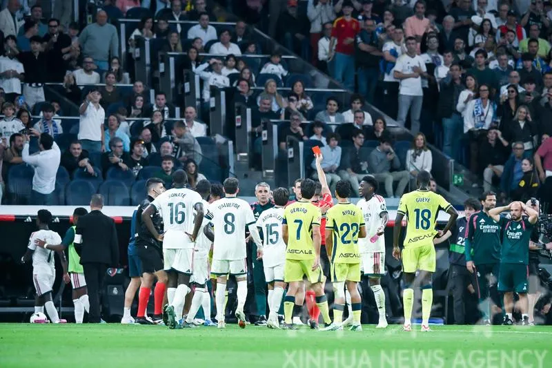 Trọng tài rút thẻ đỏ cho Vinicius trong trận đấu với Villareal. ẢNH THX