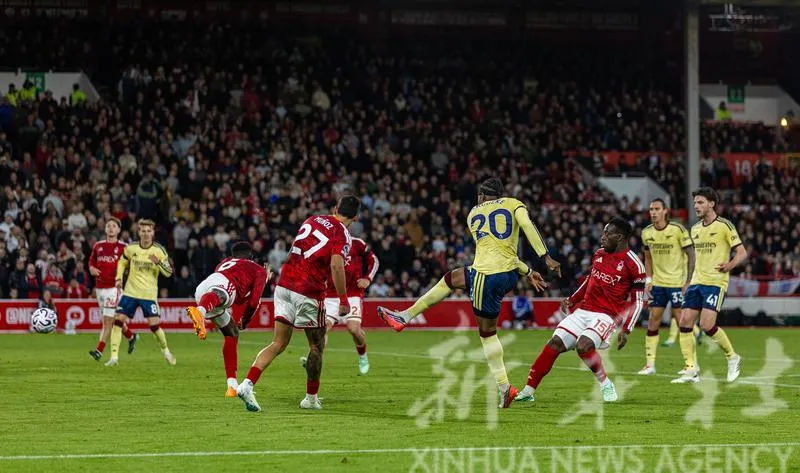 Cú sút của Madueke (20) mang về chiến thắng trước Nottingham cho Arsenal. Ảnh THX