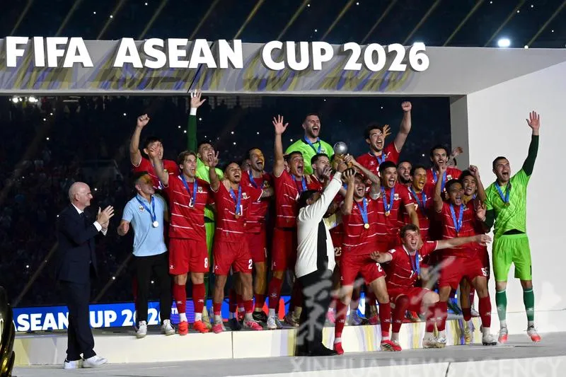 Chủ tịch Infantino trao cúp tại FIFA ASEAN Cup 2026. Ảnh THX