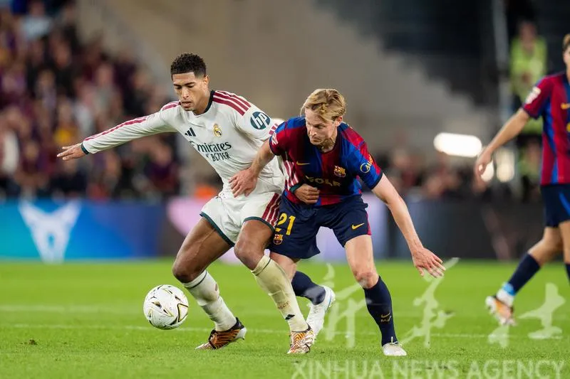 Bellingham (áo trắng) trong trận El Clasico. Ảnh THX
