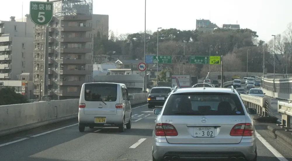 Đường cao tốc Shuto đã phong tỏa để phục vụ công tác điều tra. Ảnh: KYODO