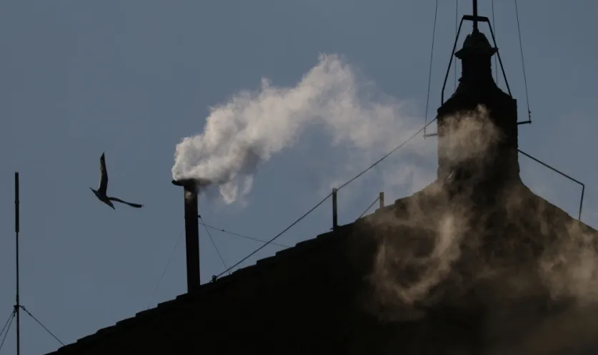 Khói trắng bốc lên từ Nhà nguyện Sistine, báo hiệu Mật nghị Hồng y đã bầu được tân Giáo hoàng. Ảnh: REUTERS