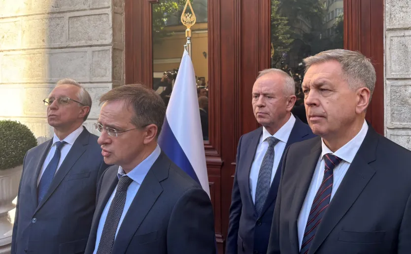 Các thành viên của phái đoàn đàm phán Nga gặp gỡ phóng viên tại Istanbul, Thổ Nhĩ Kỳ. Ảnh: REUTERS 