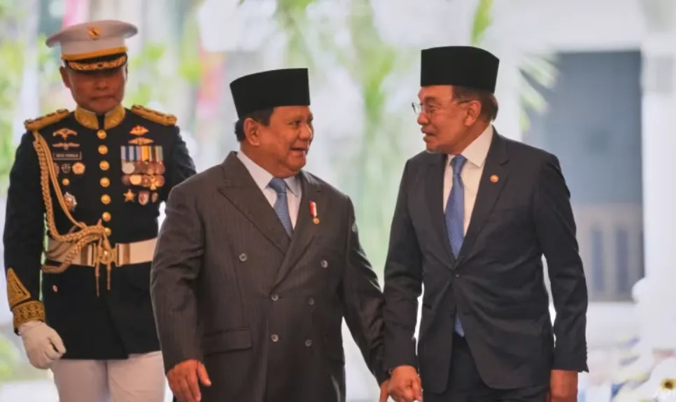 Tổng thống Indonesia Prabowo Subianto (trái) với Thủ tướng Malaysia Anwar Ibrahim (phải) trong cuộc gặp tại Cung điện Merdeka của Jakarta. Ảnh: CNA