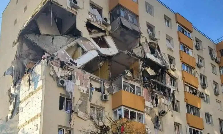 Vụ nổ khiến mặt tiền của các căn hộ góc hai tầng bị hư hại nặng nề. Ảnh: AGERPRESS 