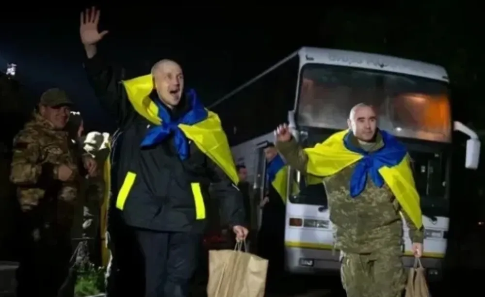 Một cuộc trao đổi tù binh Nga - Ukraine. Ảnh Pravda