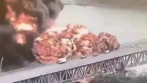 Ảnh chụp màn hình vụ nổ gần cầu Bridge of the Americas. Ảnh: NEW18 