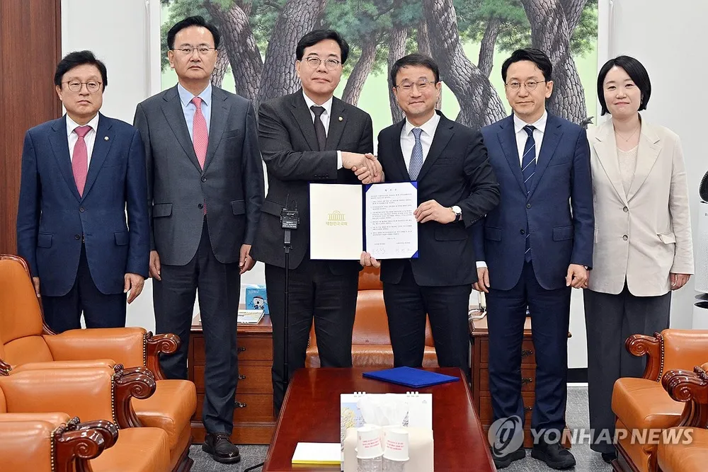 Lãnh đạo đảng Dân chủ cầm quyền và đảng đối lập Sức mạnh Nhân dân đạt thỏa thuận về dự luật ngân sách bổ sung. Ảnh: YONHAP 