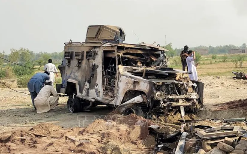 Hiện trường vụ đánh bom xe nhằm vào chốt kiểm soát tại huyện Bannu, tỉnh Khyber Pakhtunkhwa, Pakistan, Ảnh: THX
