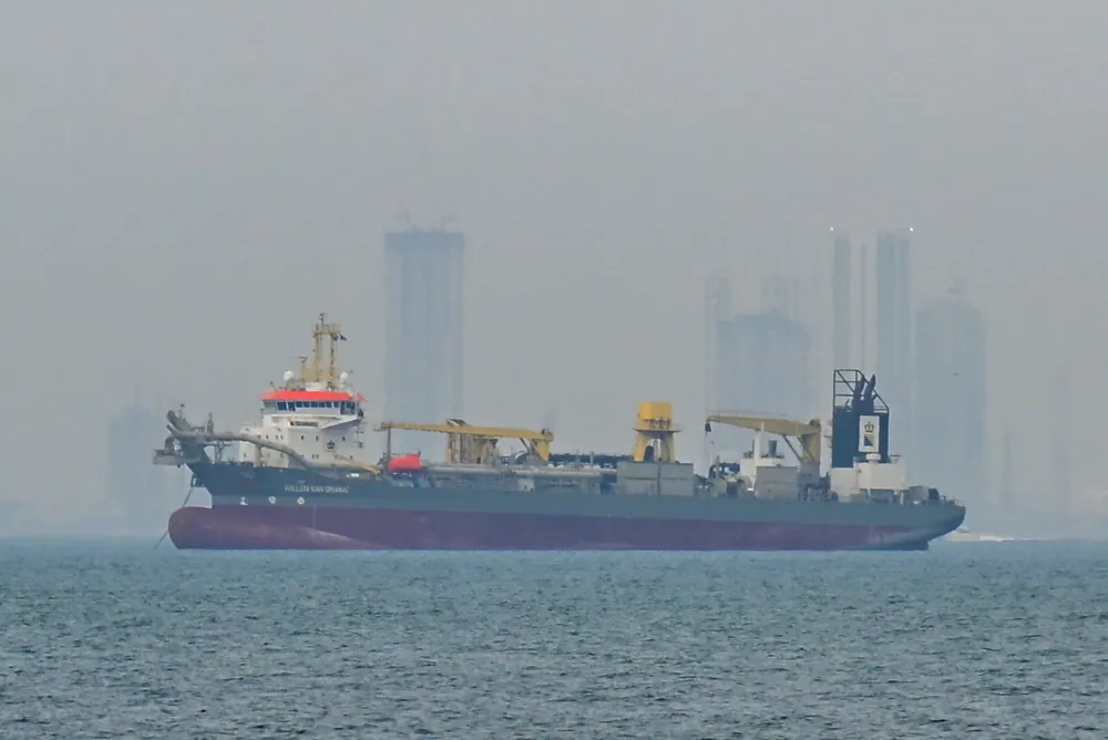 Tàu thuyền neo ở vùng biển ngoài khơi Dubai do hoạt động hàng hải bị gián đoạn ở eo biển Hormuz. Ảnh: THX