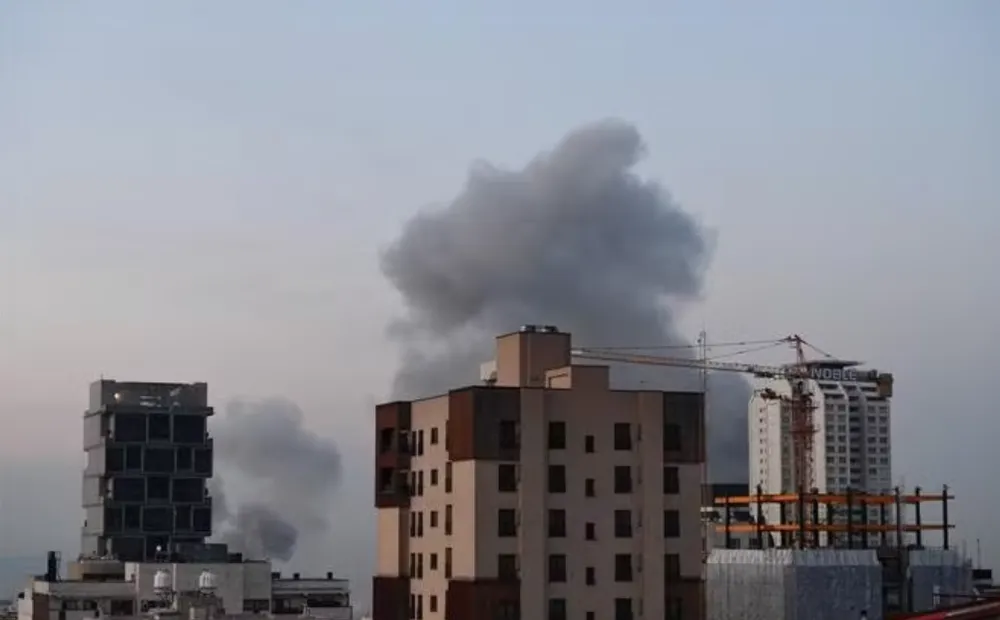 Khói bốc lên sau cuộc không kích do Mỹ tiến hành nhằm vào thủ đô Tehran, Iran. Ảnh THX