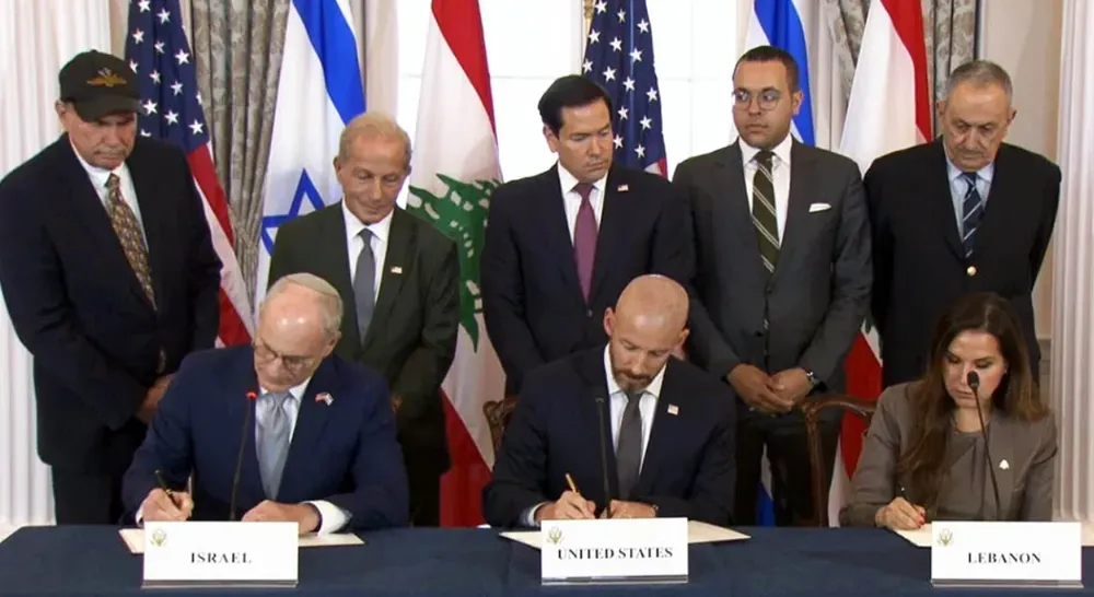 Israel và Lebanon ký thỏa thuận khung về việc rút một phần quân đội Israel khỏi miền Nam Lebanon tại Rome, hôm 26-6. Ảnh: Times of Israel