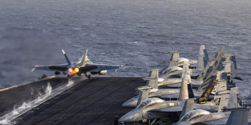 Máy bay chiến đấu cất cánh từ tàu sân bay lớp Nimitz USS Abraham Lincoln ngày 10-6. Ảnh: CENTCOM