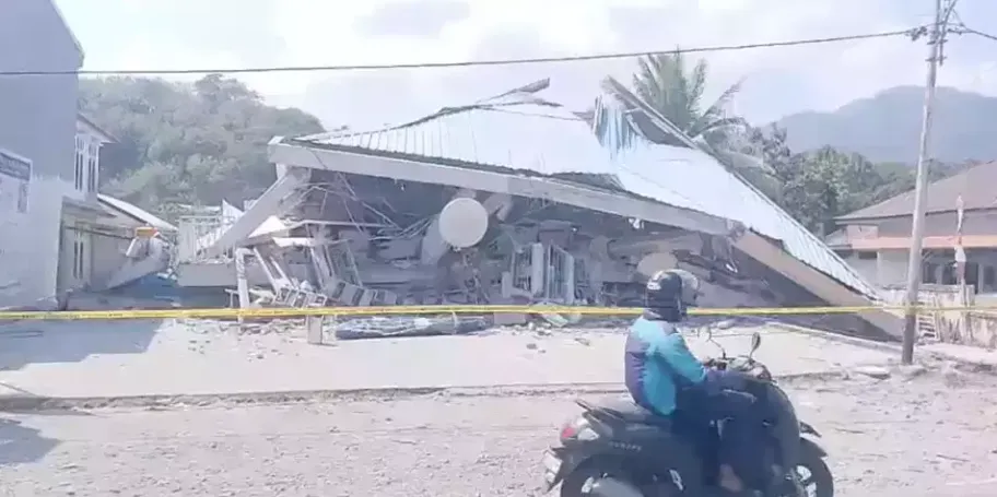 Một tòa nhà bị hư hại nghiêm trọng sau trận động đất mạnh 7,7 độ richter ở Indonesia. ẢNH: ANTARA