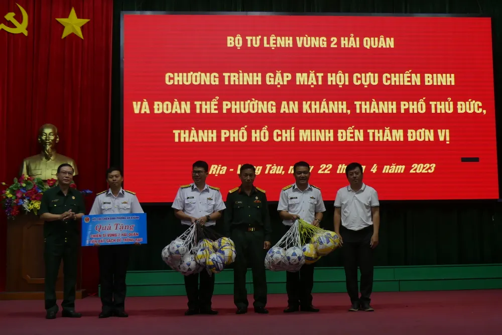 Hội Cựu chiến binh và đoàn thể phường An Khánh tặng cho cán bộ, chiến sĩ Vùng 2 dụng cụ thể thao. MINH SƠN