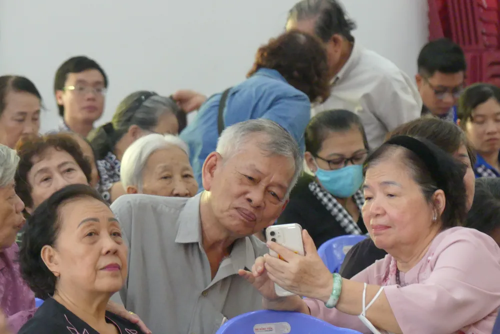 Các đại biểu vui mừng chia sẻ thông tin trong buổi họp mặt. Ảnh: VIỆT NGA