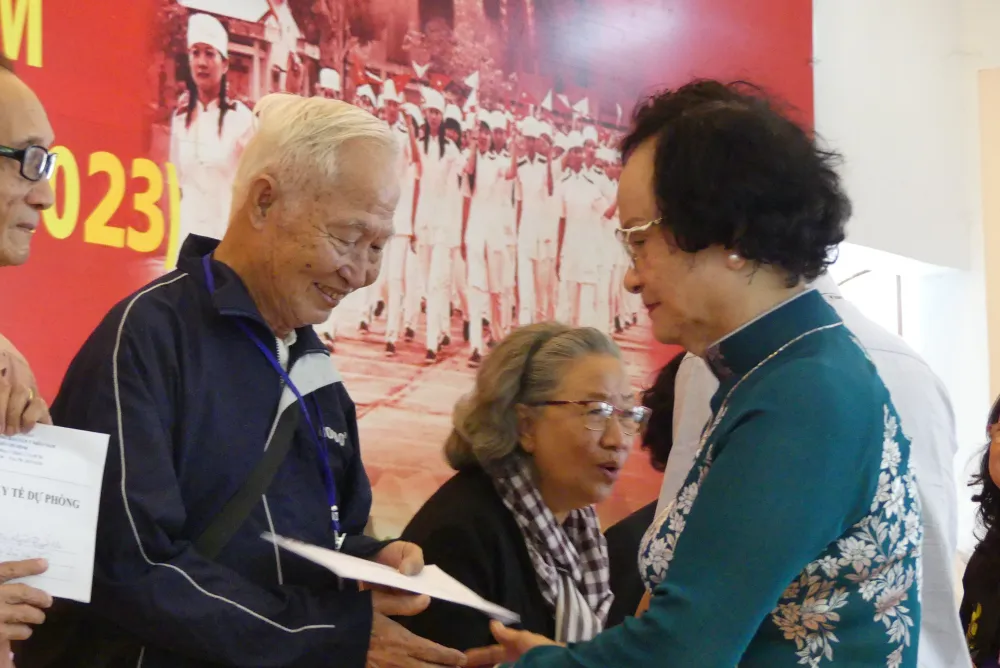 PGS-TS Trần Thị Trung Chiến, nguyên Bộ trưởng Bộ Y tế tặng quà cho các cán bộ y tế có hoàn cảnh khó khăn. Ảnh: VIỆT NGA