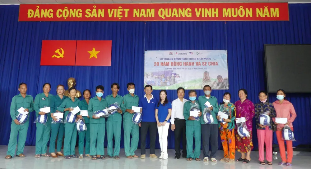 Đại diện VietAbank và lãnh đạo Ban Quản lý Rừng Phòng hộ Cần Giờ tặng quà các gia đình bảo vệ rừng Đại diện VietAbank và lãnh đạo Ban Quản lý Rừng Phòng hộ Cần Giờ tặng quà các gia đình bảo vệ rừng