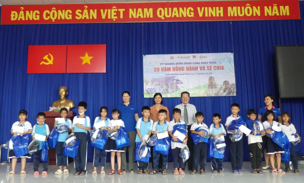 Tặng quà và học bổng cho học sinh vượt khó học giỏi Tặng quà và học bổng cho học sinh vượt khó học giỏi