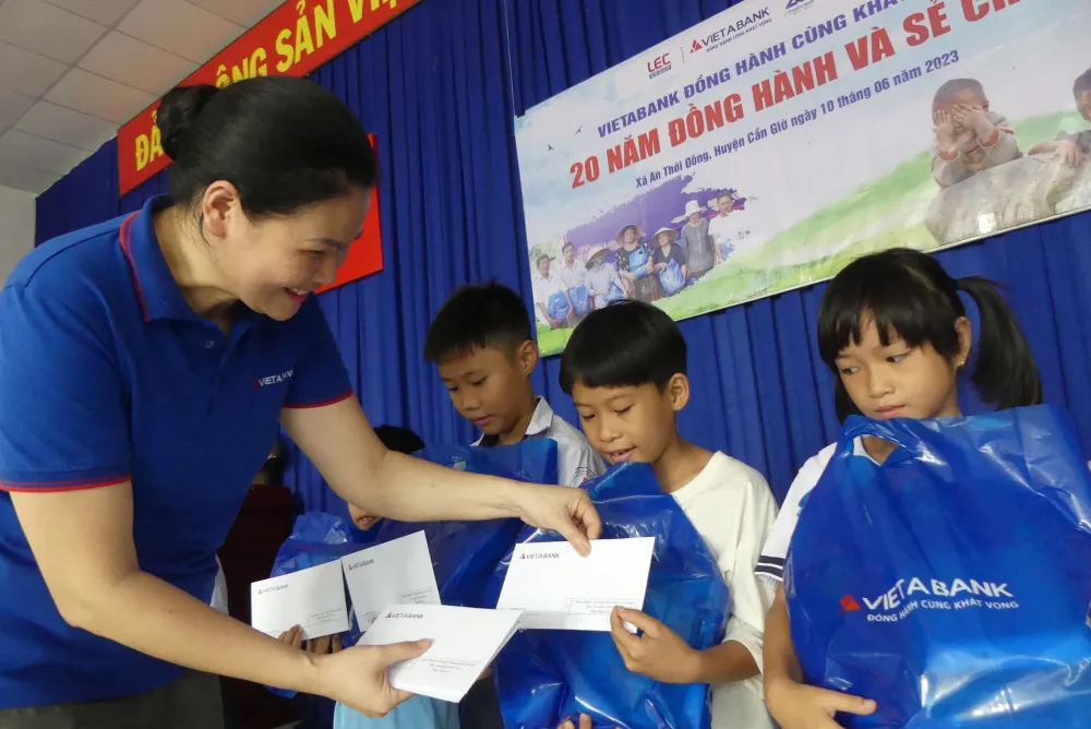 Bà Nguyễn Thị Hải An – Giám đốc Khối HT&VH VietABank trao học bổng cho học sinh vượt khó học giỏi Bà Nguyễn Thị Hải An – Giám đốc Khối HT&VH VietABank trao học bổng cho học sinh vượt khó học giỏi