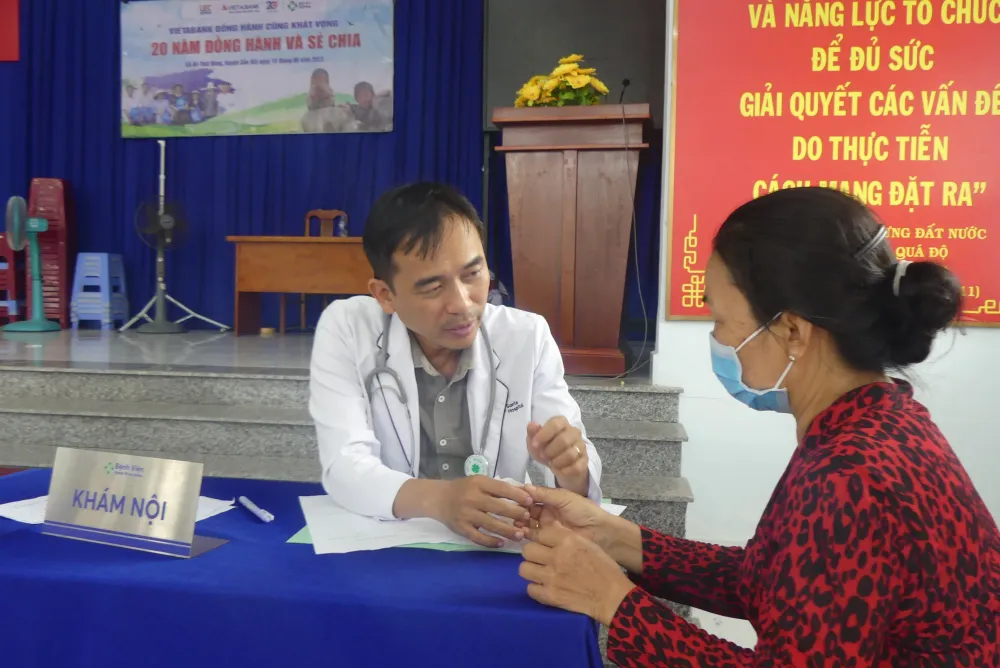 Bác sĩ bệnh viện Sante thăm khám bệnh cho người dân tại xã An Thới Đông Bác sĩ bệnh viện Sante thăm khám bệnh cho người dân tại xã An Thới Đông