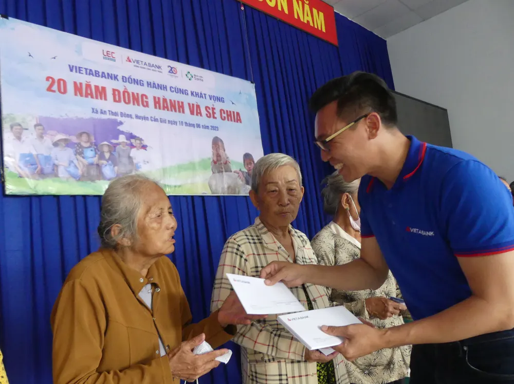 Ông Nguyễn Thiện Giang – Chủ tịch Công Đoàn VietABank tặng quà người già neo đơn có hoàn cảnh khó khăn Ông Nguyễn Thiện Giang – Chủ tịch Công Đoàn VietABank tặng quà người già neo đơn có hoàn cảnh khó khăn