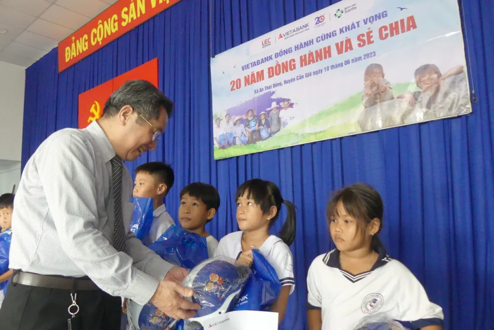 Ths.BS.CKII. Trịnh Đức Thọ - Giám đốc Bệnh viện Sante trao học bổng cho học sinh vượt khó học giỏi Ths.BS.CKII. Trịnh Đức Thọ - Giám đốc Bệnh viện Sante trao học bổng cho học sinh vượt khó học giỏi