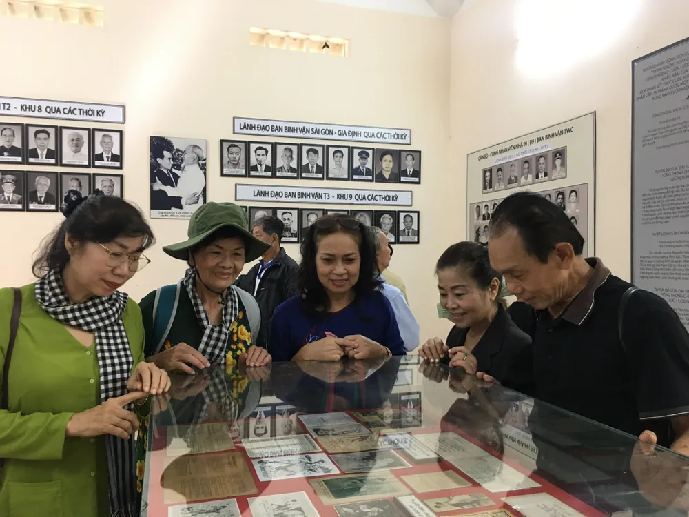 Đại biểu tham quan phòng truyền thống ngành Binh vận