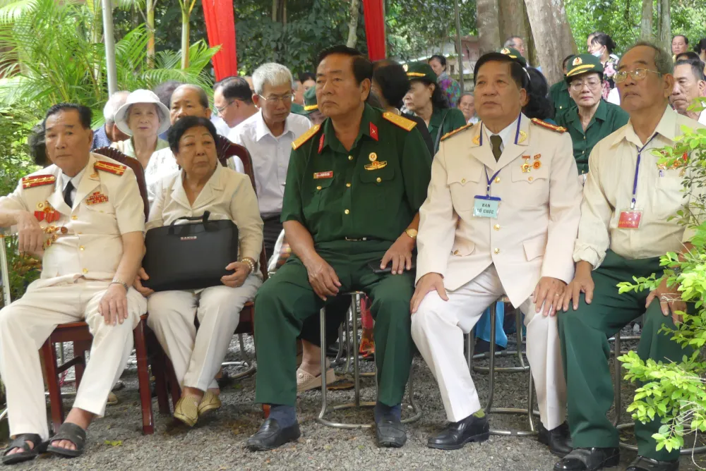 Đông đảo đại biểu tham dự chương trình về nguồn