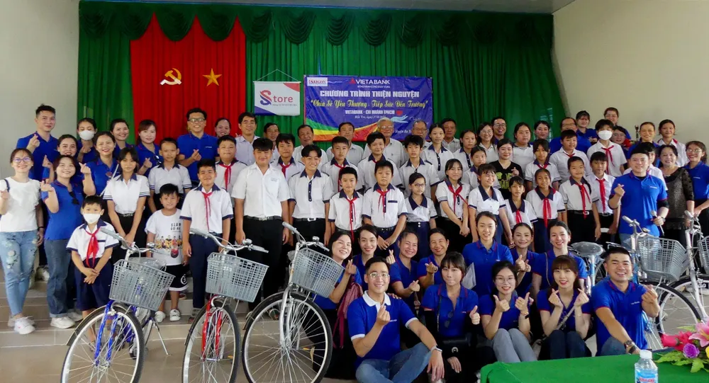 Các em được tặng quà chụp hình lưu niệm với nhà tài trợ