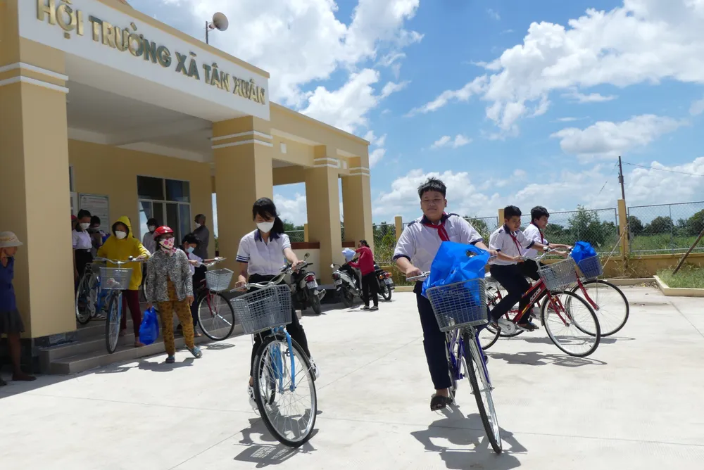 Học sinh đạp xe vừa được tặng về nhà