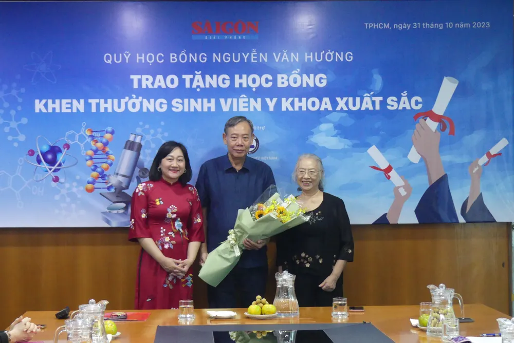 Đại diện Ban Quản lý Quỹ học bổng Nguyễn Văn Hưởng tặng hoa cảm ơn nhà tài trợ Đại diện Ban Quản lý Quỹ học bổng Nguyễn Văn Hưởng tặng hoa cảm ơn nhà tài trợ