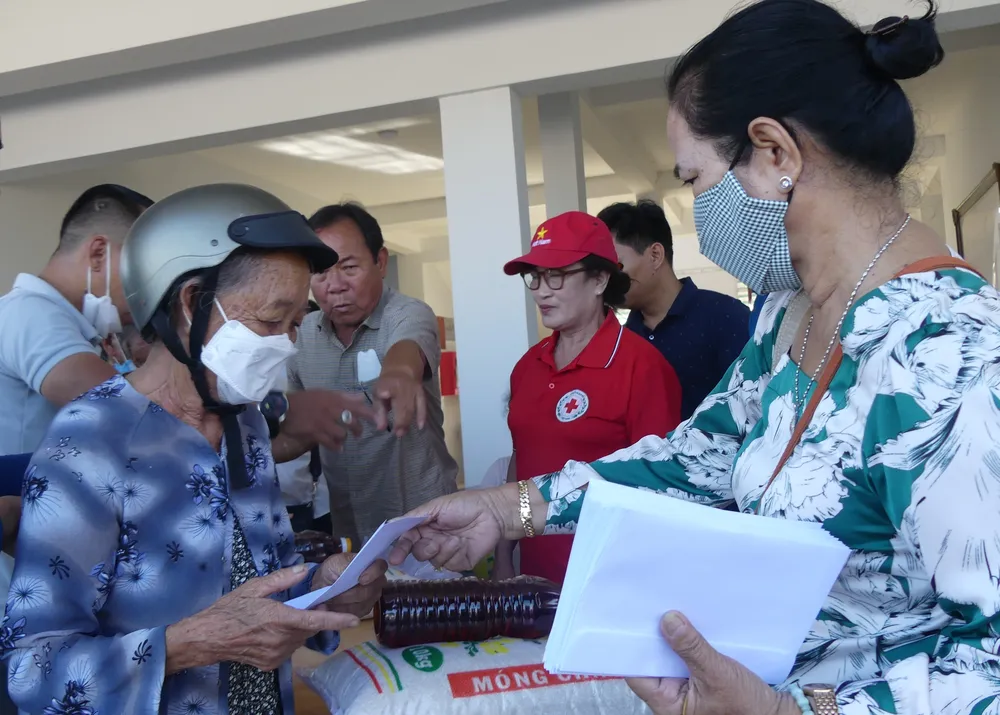 Ngoài được khám bệnh từ thiện, người dân có hoàn cảnh khó khăn được tặng phần quà trị giá 500.000 đồng. Ảnh: KHẢ HÂN