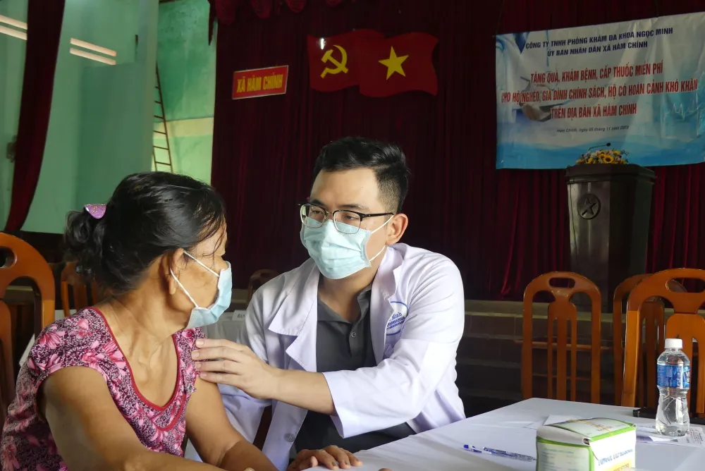 Người dân bị đau lưng đang được bác sĩ thăm khám. Ảnh: KHẢ HÂN