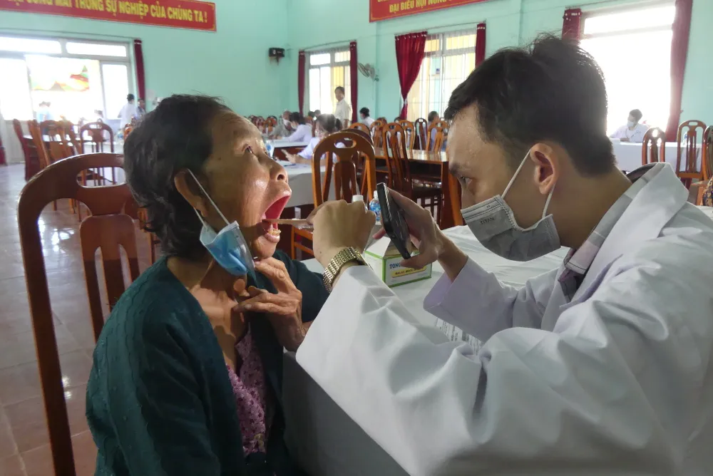 Bác sĩ khám tổng quát cho người dân. Ảnh: KHẢ HÂN